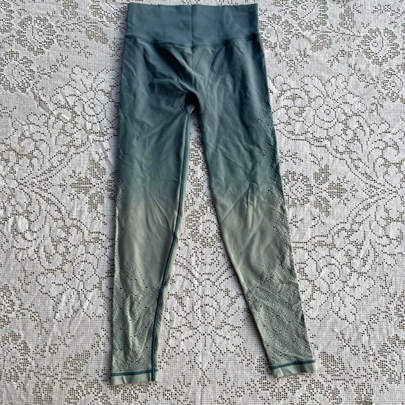 PINK ACTIVE Gradient Color Ombre' Green Leggings with Cutout Designs size small - Picture 4 of 7